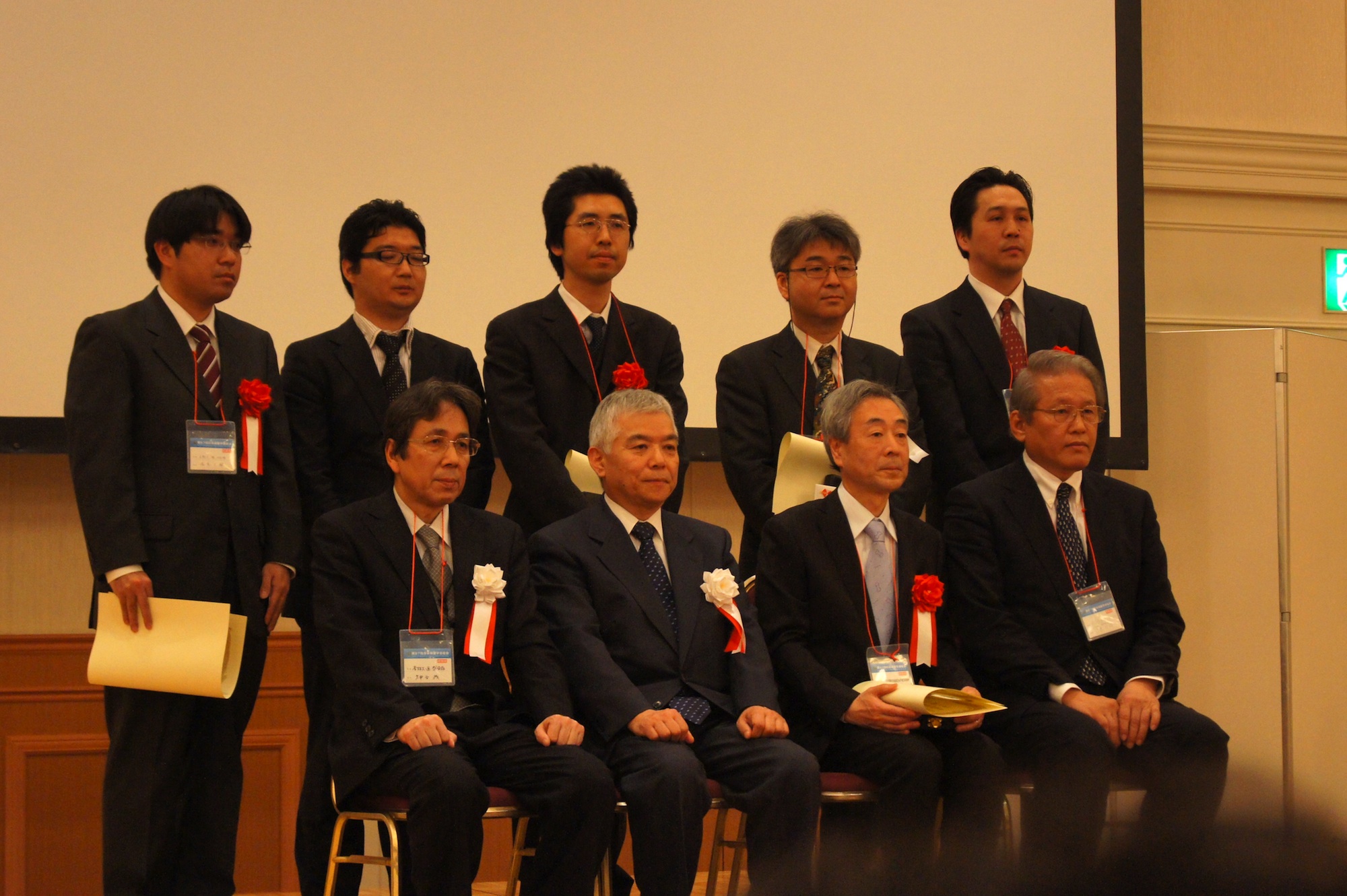 授賞式の様子（塩見氏は後列左）